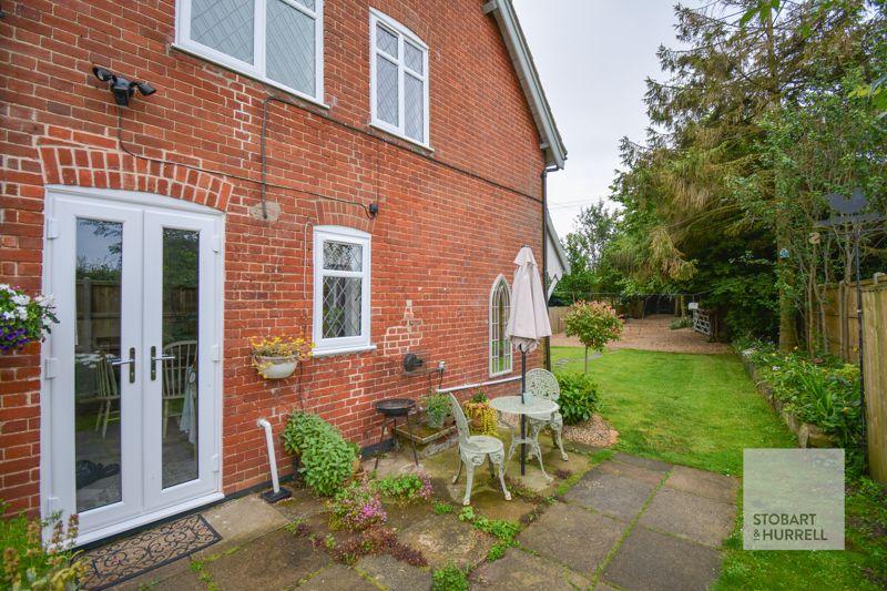 Side to Front Garden