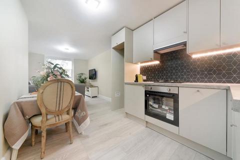 52 Willow Tree Close, London, SW18 3EL