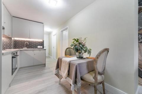 52 Willow Tree Close, London, SW18 3EL