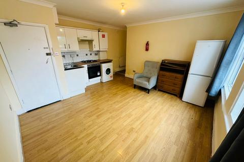 2 bedroom flat to rent, Oaks Court, - Cann Hall Road, London