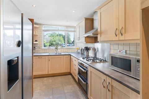 16 Ellison Close, Windsor, SL4 4BZ