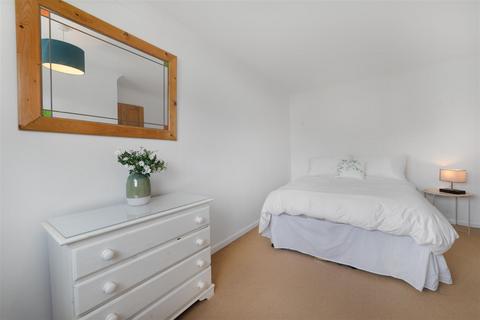 16 Ellison Close, Windsor, SL4 4BZ