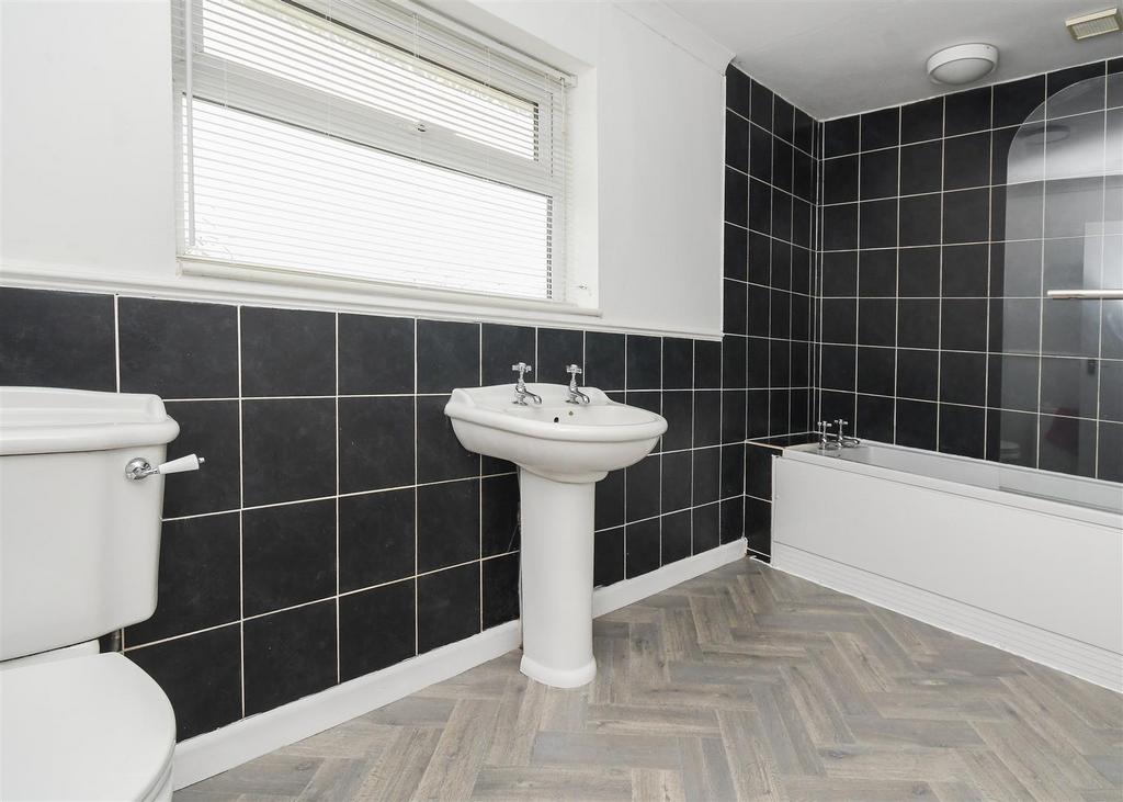 28 Jenks Road - Bathroom.jpg