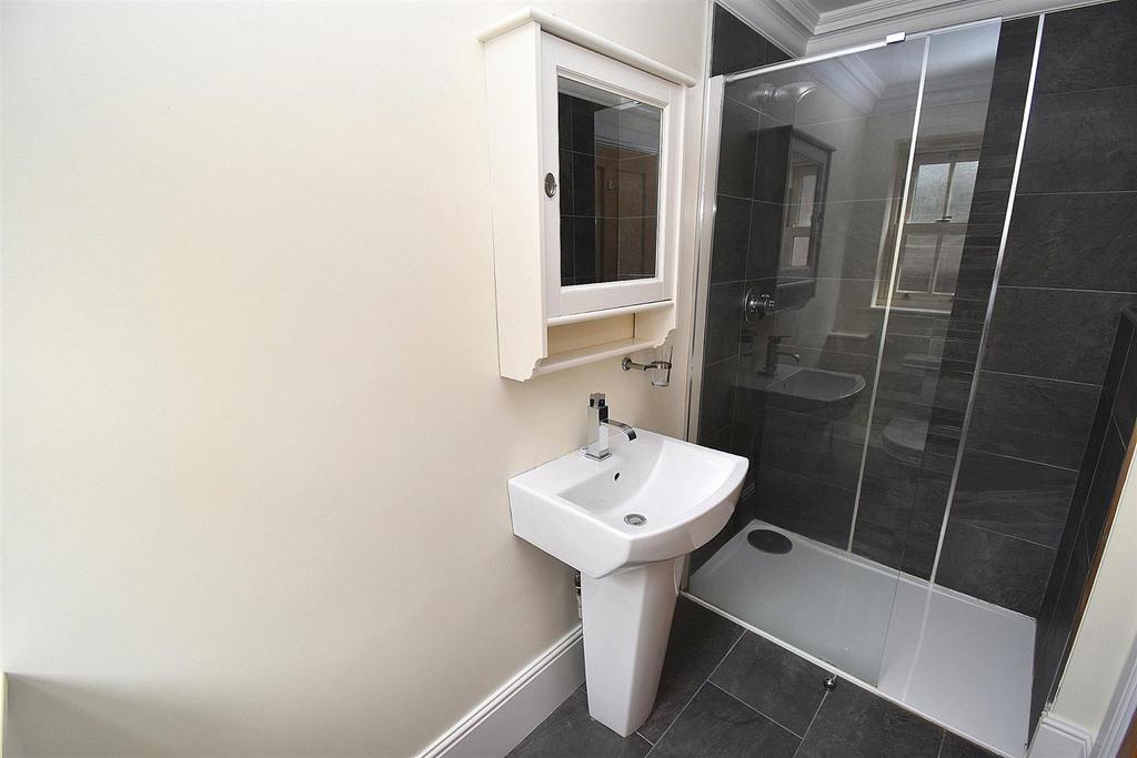 Bed five ensuite.jpg