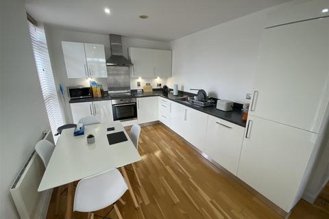 1 bedroom flat for sale, Larger than average apartment (669 sq ft)