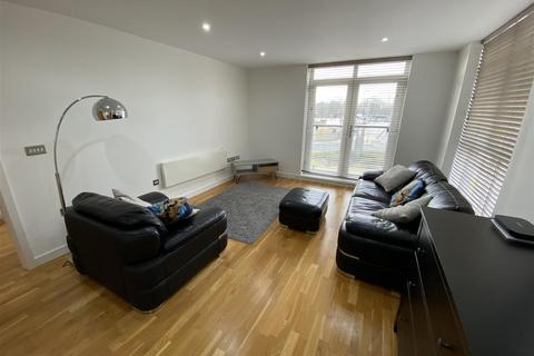 1 bedroom flat for sale, Larger than average apartment (669 sq ft)