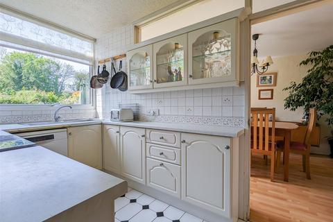 29 Lambardes, New Ash Green, Longfield, DA3 8HX