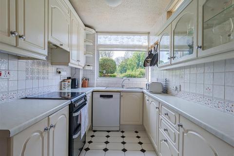 29 Lambardes, New Ash Green, Longfield, DA3 8HX