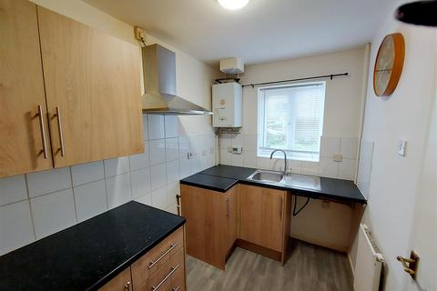 2 bedroom townhouse to rent, Dovedale Avenue, Sutton In Ashfield