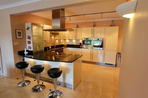 8 Crescent Walk, West Parley, Ferndown, BH22 8PZ