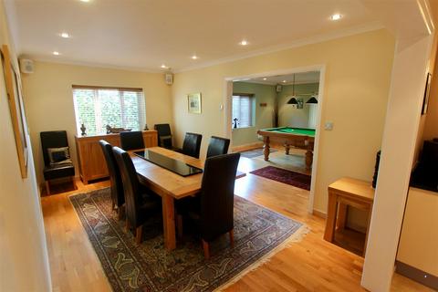 8 Crescent Walk, West Parley, Ferndown, BH22 8PZ