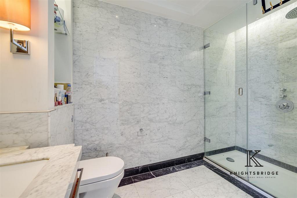 En-suite to principal