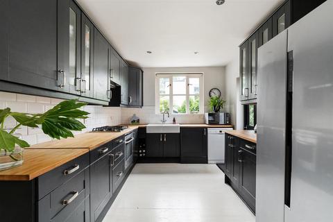 29 Wanstead Place, London, E11 2SW