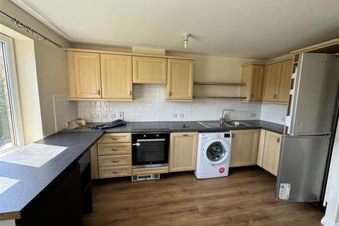 2 bedroom flat to rent, Blackburn Way, Hounslow TW4