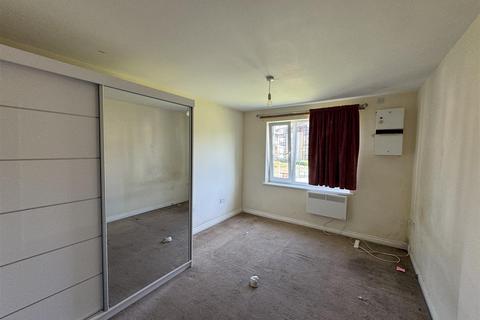 2 bedroom flat to rent, Blackburn Way, Hounslow TW4