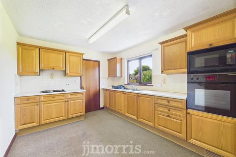 2 bedroom detached bungalow for sale, 7 Maes Awel, Fishguard