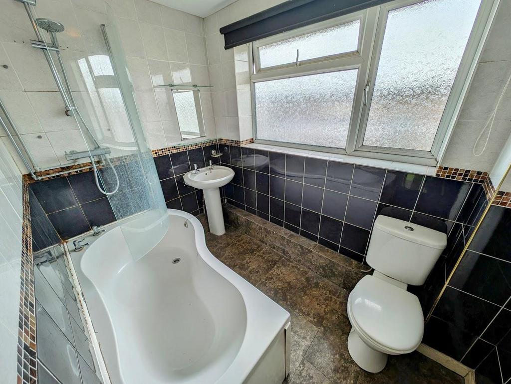 75 Cherington bathroom.jpg