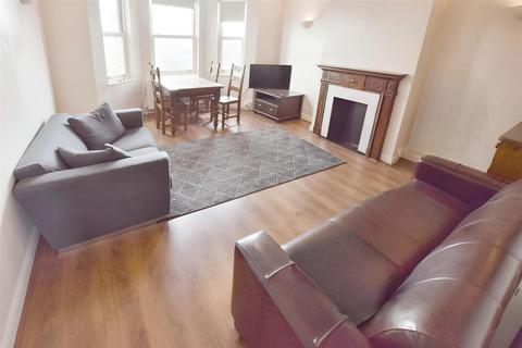 4 bedroom flat to rent, North Circular Road, Finchley