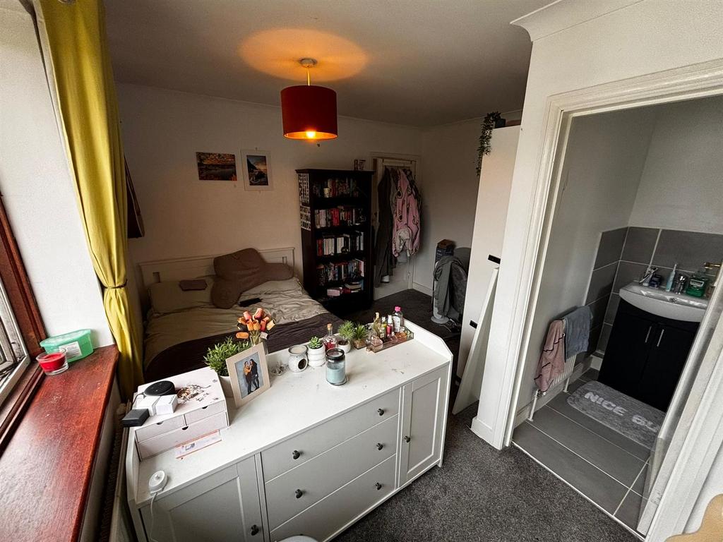 Bedroom 6.jpg