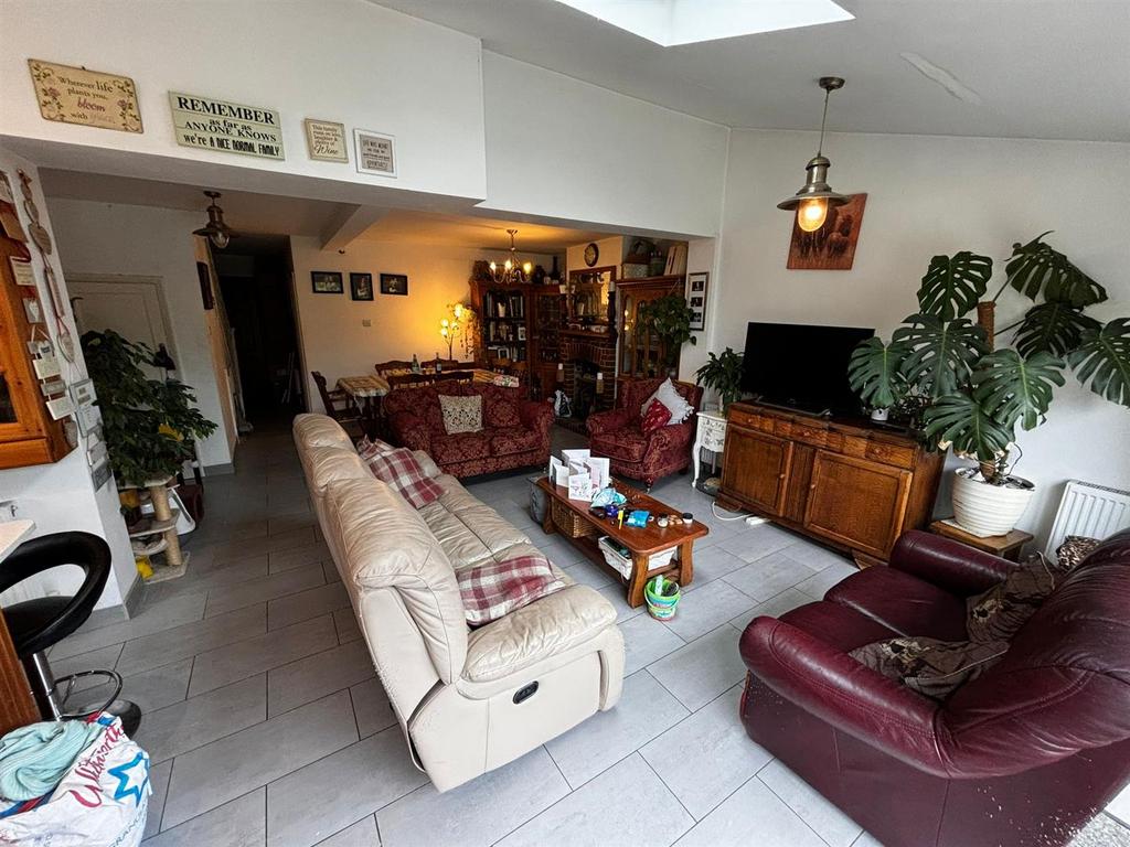Living Room 2.jpg