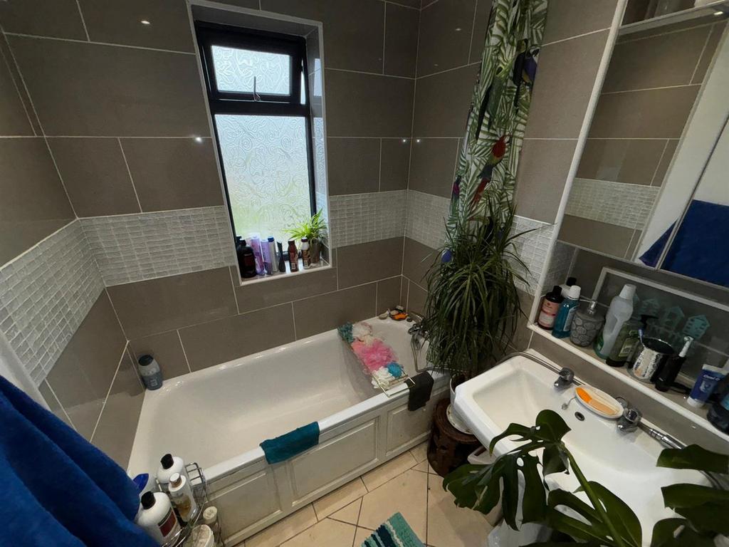 Bathroom 1.jpg