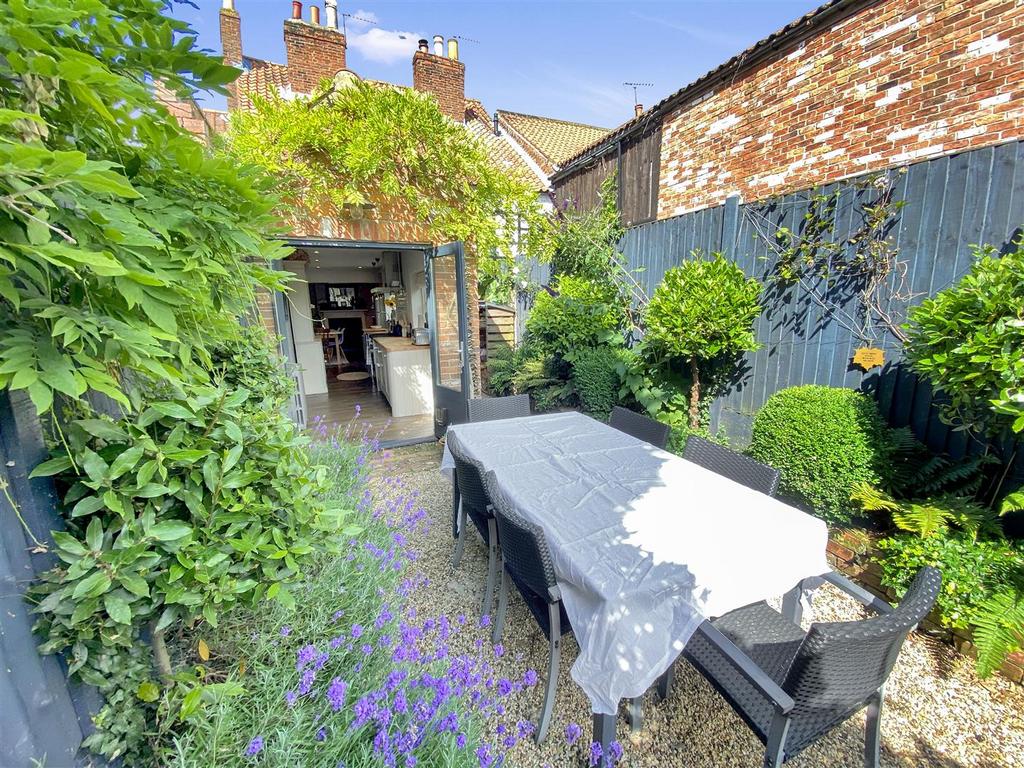 Patio 3.jpg