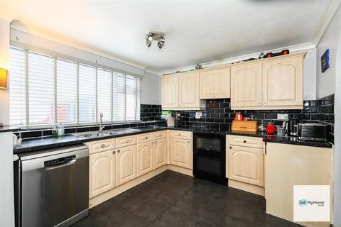 3 bedroom end of terrace house for sale, Dart Walk, Winsford