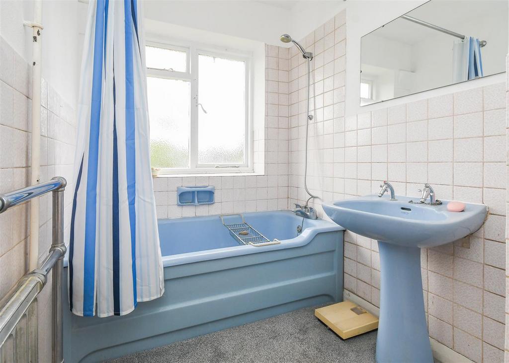 45 Yew Tree Lane Bathroom.jpg