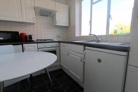 3 bedroom flat to rent, Nevern Square, Earls Court SW5