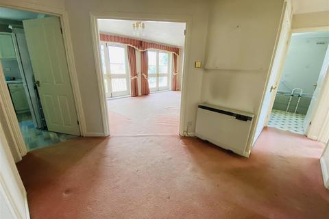 2 bedroom flat for sale, 169 Sparrows Herne, Bushey WD23