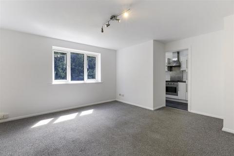 47 Dunnymans Road, Banstead, SM7 2BZ