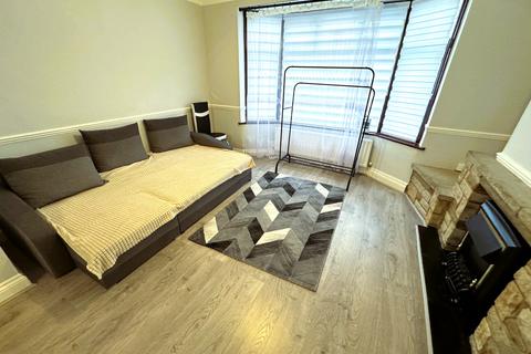 3 bedroom house to rent, Cecil Road, Romford RM6
