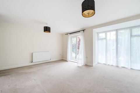 9 Roundburrow Close, Warlingham, CR6 9TT