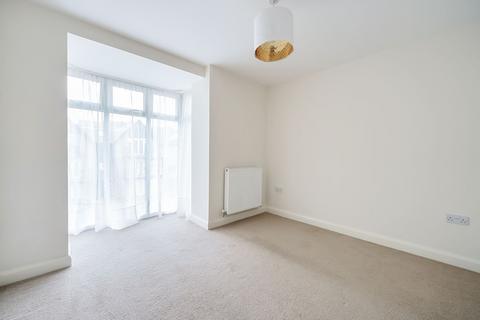 9 Roundburrow Close, Warlingham, CR6 9TT