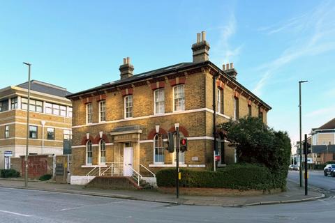 undefined, London Road, Staines TW18