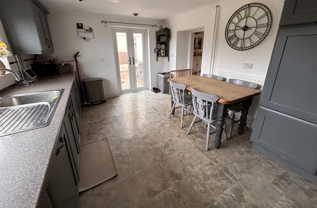 Kitchen/dining room (third image)