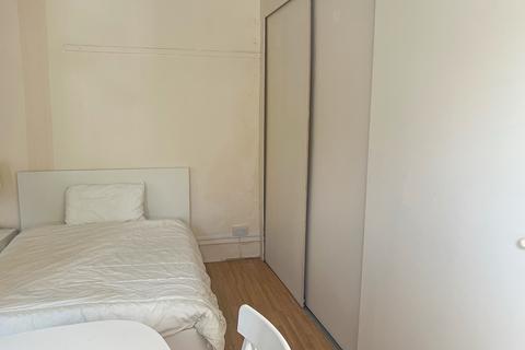 1 bedroom duplex to rent, Talgarth Road, London W14