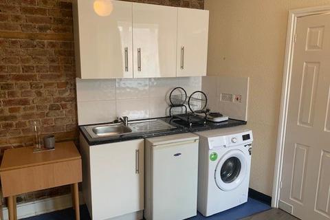 Studio to rent, High Street, Barnet EN5