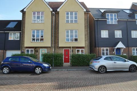 5 bedroom townhouse to rent, Gwendoline Buck Drive, Aylesbury, HP21