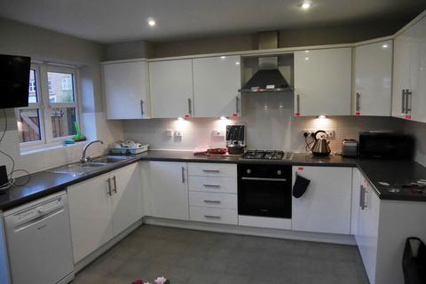 5 bedroom townhouse to rent, Gwendoline Buck Drive, Aylesbury, HP21