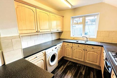 3 bedroom terraced house to rent, Spacious 3 Bedroom House on Grosvenor Road, Rugby CV21