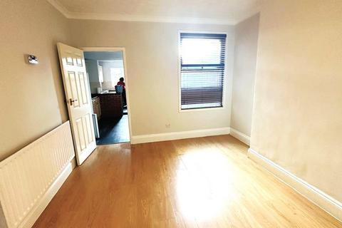 3 bedroom terraced house to rent, Spacious 3 Bedroom House on Grosvenor Road, Rugby CV21