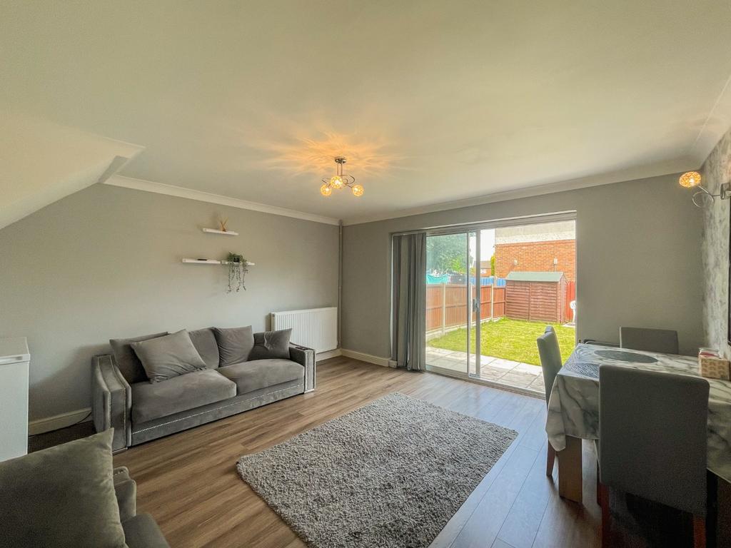 Ruffets Wood, Gravesend, Kent, DA12 3 bed terraced house for sale £