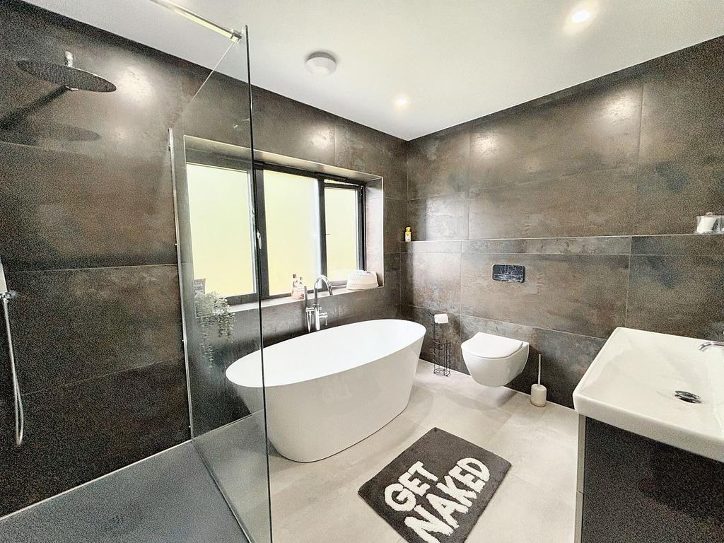 En-Suite Bathroom