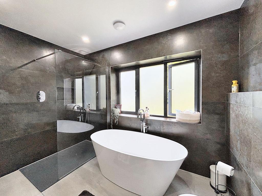 En-Suite Bathroom