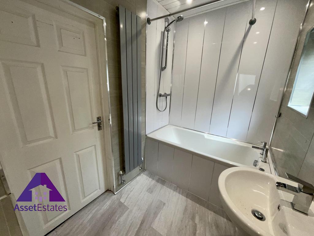 Part Street, Blaina 3 bed terraced house to rent £750 pcm (£173 pw)