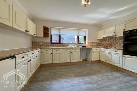 3 bedroom detached bungalow to rent, Shaftesbury Close, Lytham St. Annes, Lancashire