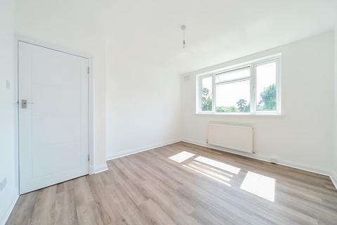 2 bedroom flat for sale, Canons Court, Stonegrove, Edgware, Greater London