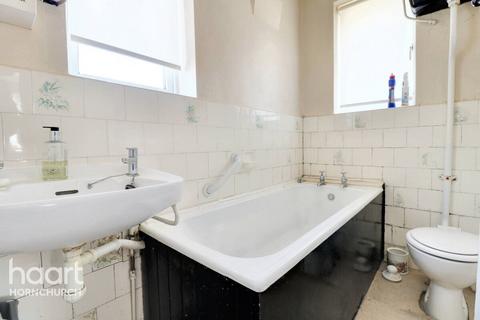 31 Lancaster Drive, Hornchurch, RM12 5TA