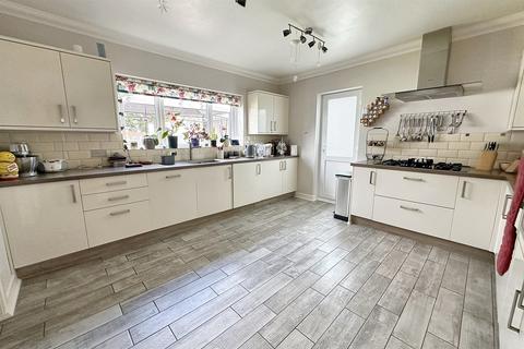 4 bedroom detached house for sale, Ferndown